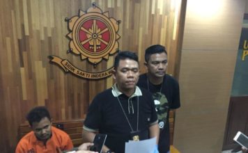 Pencuri Motor di Polresta Pontianak Ditembak RILIS. Direskrimum Polda Kalbar Kombes Pol Arif Rachman dan Kasat Reskrim Polresta Pontianak Kompol M Husni Ramli tengah menunjukkan tersangka pencuri motor di Polresta Pontianak, Selasa (10/4) malam--Andi Ridwansyah