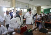 Pj. Gubernur Kalbar: Doakan Lulus Semua PANTAU UJIAN PAKAI KOMPUTER. PJ. Gubernur Kalbar, Dodi Riyadmadji, mengunjungi siswa-siswi yang sedang melaksanakan UNBK di SMA Negeri 1 Pontianak, Rabu (11/4/2018). Rizka Nanda-RK