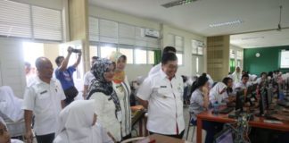 Pj. Gubernur Kalbar: Doakan Lulus Semua PANTAU UJIAN PAKAI KOMPUTER. PJ. Gubernur Kalbar, Dodi Riyadmadji, mengunjungi siswa-siswi yang sedang melaksanakan UNBK di SMA Negeri 1 Pontianak, Rabu (11/4/2018). Rizka Nanda-RK