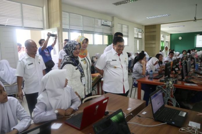 PANTAU UJIAN PAKAI KOMPUTER. PJ. Gubernur Kalbar, Dodi Riyadmadji, mengunjungi siswa-siswi yang sedang melaksanakan UNBK di SMA Negeri 1 Pontianak, Rabu (11/4/2018). Rizka Nanda-RK