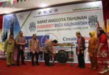 Hasil Kerja Keras dan Kerja Cerdas BUKA RAT. Pj. Gubernur Kalbar, Dodi Riyadmadji, memukul gong tanda membuka secara resmi RAT Puskopdit BKCU Kalimantan, di Hotel Kini, Pontianak, Sabtu (14/4). Humas Pemprov Kalbar for Rakyat Kalbar