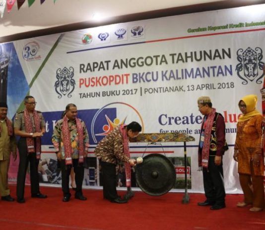 Hasil Kerja Keras dan Kerja Cerdas BUKA RAT. Pj. Gubernur Kalbar, Dodi Riyadmadji, memukul gong tanda membuka secara resmi RAT Puskopdit BKCU Kalimantan, di Hotel Kini, Pontianak, Sabtu (14/4). Humas Pemprov Kalbar for Rakyat Kalbar