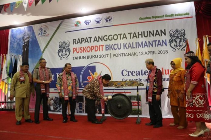 BUKA RAT. Pj. Gubernur Kalbar, Dodi Riyadmadji, memukul gong tanda membuka secara resmi RAT Puskopdit BKCU Kalimantan, di Hotel Kini, Pontianak, Sabtu (14/4). Humas Pemprov Kalbar for Rakyat Kalbar