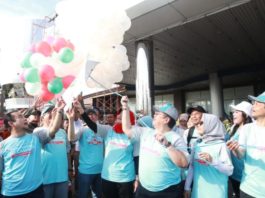 LEPAS BALON. Pj. Gubernur Kalbar Dodi Riyadmadji melepas balon terbang sebagai tanda dibukanya ‘Pontianak Go Cashless’ di halaman Parkir Ayani Megamall Pontianak, Minggu (15/4). Humas Pemprov for RK