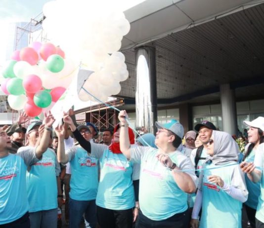 Pontianak Go Cashless, Penerapan E-Money Diperluas LEPAS BALON. Pj. Gubernur Kalbar Dodi Riyadmadji melepas balon terbang sebagai tanda dibukanya ‘Pontianak Go Cashless’ di halaman Parkir Ayani Megamall Pontianak, Minggu (15/4). Humas Pemprov for RK