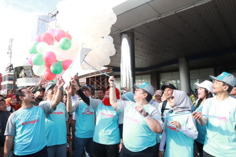 LEPAS BALON. Pj. Gubernur Kalbar Dodi Riyadmadji melepas balon terbang sebagai tanda dibukanya ‘Pontianak Go Cashless’ di halaman Parkir Ayani Megamall Pontianak, Minggu (15/4). Humas Pemprov for RK