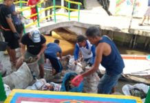 Kisah Sebungkus Permen dan Gotong Royong KERJA SAMA-SAMA. Warga Kampung Beting gotong royong memungut sampah Sungai Kapuas, Pontianak, Minggu (15/4). Rizka Nanda-Rakyat Kalbar