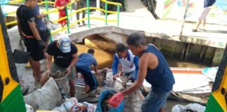 Kisah Sebungkus Permen dan Gotong Royong KERJA SAMA-SAMA. Warga Kampung Beting gotong royong memungut sampah Sungai Kapuas, Pontianak, Minggu (15/4). Rizka Nanda-Rakyat Kalbar