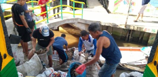 Kisah Sebungkus Permen dan Gotong Royong KERJA SAMA-SAMA. Warga Kampung Beting gotong royong memungut sampah Sungai Kapuas, Pontianak, Minggu (15/4). Rizka Nanda-Rakyat Kalbar