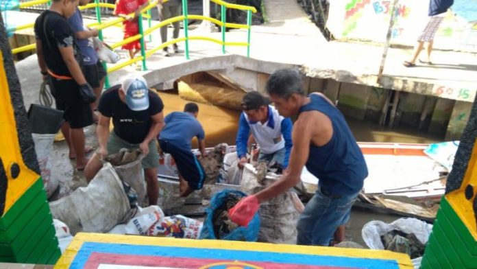 KERJA SAMA-SAMA. Warga Kampung Beting gotong royong memungut sampah Sungai Kapuas, Pontianak, Minggu (15/4). Rizka Nanda-Rakyat Kalbar