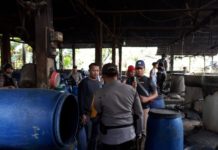 Ribuan Liter Arak Disita GEREBEK. Petugas tengah menggerebek salah satu lokasi produksi arak terbesar di Kabupaten Bengkayang, Senin (16/4)--Humas Polda Kalbar for RK