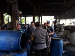 GEREBEK. Petugas tengah menggerebek salah satu lokasi produksi arak terbesar di Kabupaten Bengkayang, Senin (16/4)--Humas Polda Kalbar for RK