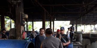 Ribuan Liter Arak Disita GEREBEK. Petugas tengah menggerebek salah satu lokasi produksi arak terbesar di Kabupaten Bengkayang, Senin (16/4)--Humas Polda Kalbar for RK