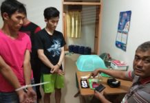 Tiga Pengedar Diciduk, 27 Paket Sabu Disita TERSANGKA. Panit Reskrim Polsek Singkawang Barat, Ipda Walidu SH tengah menunjukkan tersangka beserta barang bukti narkoba, Selasa (17/4)--Polsek Singkawang Barat for RK