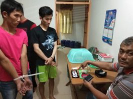 Tiga Pengedar Diciduk, 27 Paket Sabu Disita TERSANGKA. Panit Reskrim Polsek Singkawang Barat, Ipda Walidu SH tengah menunjukkan tersangka beserta barang bukti narkoba, Selasa (17/4)--Polsek Singkawang Barat for RK