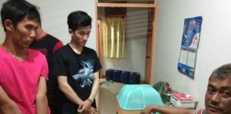 Tiga Pengedar Diciduk, 27 Paket Sabu Disita TERSANGKA. Panit Reskrim Polsek Singkawang Barat, Ipda Walidu SH tengah menunjukkan tersangka beserta barang bukti narkoba, Selasa (17/4)--Polsek Singkawang Barat for RK