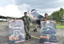 Gator dan Pirates Capai 1.000 Jam Terbang Gator dan Pirates berpose dengan latar belakang pesawat tempur Hawk 100/200 di Lanud Supadio, Rabu (18/4)--Penerangan Lanud Supadio for RK