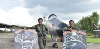 Gator dan Pirates Capai 1.000 Jam Terbang Gator dan Pirates berpose dengan latar belakang pesawat tempur Hawk 100/200 di Lanud Supadio, Rabu (18/4)--Penerangan Lanud Supadio for RK