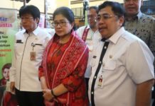 Pesimis Hadapi Bonus Demografi RAKERKESDA. Kepala Dinkes Kalbar Andy Jap (Kiri), Menkes RI Nila F. Moeloek (tengah),dan Pj Gubernur Kalbar Dodi Riyadmadji (kanan) menghadiri Rakerkesda Provinsi Kalbar di Ballroom Hotel Kapuas Palace, Pontianak, Rabu (18/4). Rizka Nanda-RK