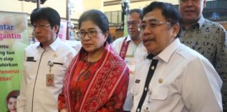 Pesimis Hadapi Bonus Demografi RAKERKESDA. Kepala Dinkes Kalbar Andy Jap (Kiri), Menkes RI Nila F. Moeloek (tengah),dan Pj Gubernur Kalbar Dodi Riyadmadji (kanan) menghadiri Rakerkesda Provinsi Kalbar di Ballroom Hotel Kapuas Palace, Pontianak, Rabu (18/4). Rizka Nanda-RK