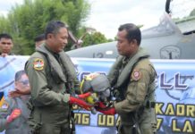 Danskadud 1 Lanud Supadio Berganti SERAH TERIMA HELM. Letkol Pnb Agung Indrajaya (kiri) menyerahkan helm perlengkapan penerbangan kepada penggantinya Letkol Pnb Supriyanto (kanan) sebagai Komandan Skadron Udara (Danskadud) 1 Elang Khatulistiwa di Lanud Supadio, Selasa (24/4). Usai sebuah farewell flight di langit Khatulistiwa. Penerangan Lanud Supadio For RK