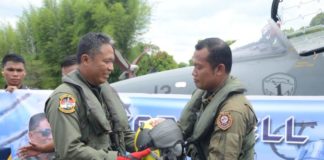 Danskadud 1 Lanud Supadio Berganti SERAH TERIMA HELM. Letkol Pnb Agung Indrajaya (kiri) menyerahkan helm perlengkapan penerbangan kepada penggantinya Letkol Pnb Supriyanto (kanan) sebagai Komandan Skadron Udara (Danskadud) 1 Elang Khatulistiwa di Lanud Supadio, Selasa (24/4). Usai sebuah farewell flight di langit Khatulistiwa. Penerangan Lanud Supadio For RK