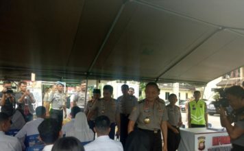 Waspada Calo! Peserta Seleksi Polri yang Curang Akan Diumumkan TINJAU PROSES PENDAFTARAN. As SDM Polri, Irjen Pol Arief Sulistyanto meninjau proses pendaftar calon anggota Polri terpadu di Mapolda Kalbar, Kamis (5/4)--Ambrosius Junius/RK