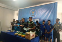 BNNP Kalbar-Kodam Tanjungpura Ungkap Selundupan 6,2 Kg Sabu SUKSES UNGKAP SABU. Plt. BNNP Kalbar, M. Ekasurya Agus (tengah), Asintel Kodam XII/Tanjungpura, Kolonel Inf. Hendri Sembiring (kanan), dan Kabid Berantas BNNP Kalbar (kiri), menunjukkan barang bukti tindak pidana narkotika saat rilis di Kantor BNNP Kalbar, Jalan Parit Haji Husin II, Pontianak, Selasa (10/4). Di belakangnya, para tersangka dipamerkan juga. Ambrosius Junius-RK