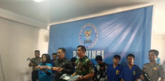 BNNP Kalbar-Kodam Tanjungpura Ungkap Selundupan 6,2 Kg Sabu SUKSES UNGKAP SABU. Plt. BNNP Kalbar, M. Ekasurya Agus (tengah), Asintel Kodam XII/Tanjungpura, Kolonel Inf. Hendri Sembiring (kanan), dan Kabid Berantas BNNP Kalbar (kiri), menunjukkan barang bukti tindak pidana narkotika saat rilis di Kantor BNNP Kalbar, Jalan Parit Haji Husin II, Pontianak, Selasa (10/4). Di belakangnya, para tersangka dipamerkan juga. Ambrosius Junius-RK