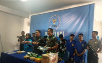 BNNP Kalbar-Kodam Tanjungpura Ungkap Selundupan 6,2 Kg Sabu SUKSES UNGKAP SABU. Plt. BNNP Kalbar, M. Ekasurya Agus (tengah), Asintel Kodam XII/Tanjungpura, Kolonel Inf. Hendri Sembiring (kanan), dan Kabid Berantas BNNP Kalbar (kiri), menunjukkan barang bukti tindak pidana narkotika saat rilis di Kantor BNNP Kalbar, Jalan Parit Haji Husin II, Pontianak, Selasa (10/4). Di belakangnya, para tersangka dipamerkan juga. Ambrosius Junius-RK