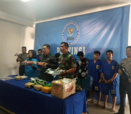 BNNP Kalbar-Kodam Tanjungpura Ungkap Selundupan 6,2 Kg Sabu SUKSES UNGKAP SABU. Plt. BNNP Kalbar, M. Ekasurya Agus (tengah), Asintel Kodam XII/Tanjungpura, Kolonel Inf. Hendri Sembiring (kanan), dan Kabid Berantas BNNP Kalbar (kiri), menunjukkan barang bukti tindak pidana narkotika saat rilis di Kantor BNNP Kalbar, Jalan Parit Haji Husin II, Pontianak, Selasa (10/4). Di belakangnya, para tersangka dipamerkan juga. Ambrosius Junius-RK