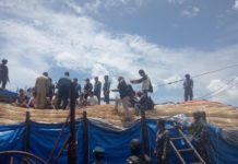 Puluhan Ton Rotan Nyaris Diselundupkan ke Malaysia CEK BARANG BUKTI. Petugas tengah mengecek KLM Putri Setia bermuatan puluhan ton Rotan Sega di Dermaga Lantamal XII Pontianak, Senin (16/4) siang--Ambrosius Junius/RK