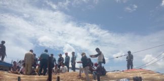 Puluhan Ton Rotan Nyaris Diselundupkan ke Malaysia CEK BARANG BUKTI. Petugas tengah mengecek KLM Putri Setia bermuatan puluhan ton Rotan Sega di Dermaga Lantamal XII Pontianak, Senin (16/4) siang--Ambrosius Junius/RK