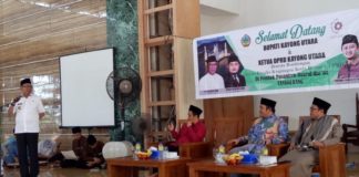 Hildi Tersenyum, Segudang Prestasi Santri Kayong Utara di Darul Quran KUNJUNGAN. Bupati H Hildi Hamid sampaikan sambutan saat kunjungan di Pondok Pesantren Darul Quran di Kota Tanggerang, Kamis (26/4). Kamiriluddin/RK