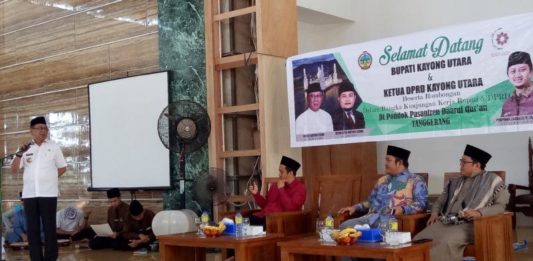 Hildi Tersenyum, Segudang Prestasi Santri Kayong Utara di Darul Quran KUNJUNGAN. Bupati H Hildi Hamid sampaikan sambutan saat kunjungan di Pondok Pesantren Darul Quran di Kota Tanggerang, Kamis (26/4). Kamiriluddin/RK