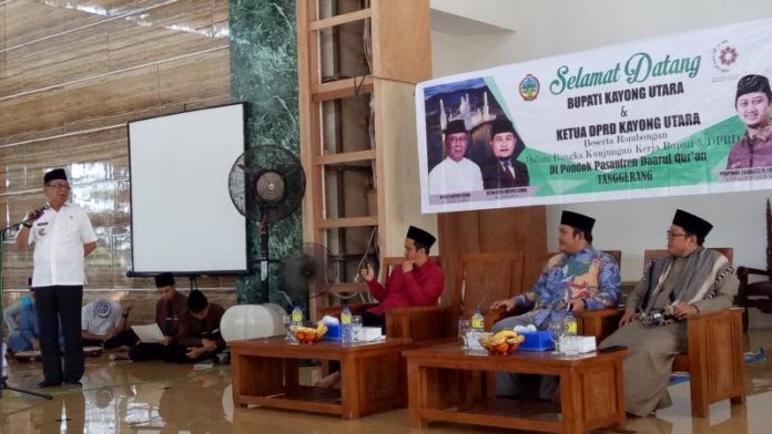 KUNJUNGAN. Bupati H Hildi Hamid sampaikan sambutan saat kunjungan di Pondok Pesantren Darul Quran di Kota Tanggerang, Kamis (26/4). Kamiriluddin/RK