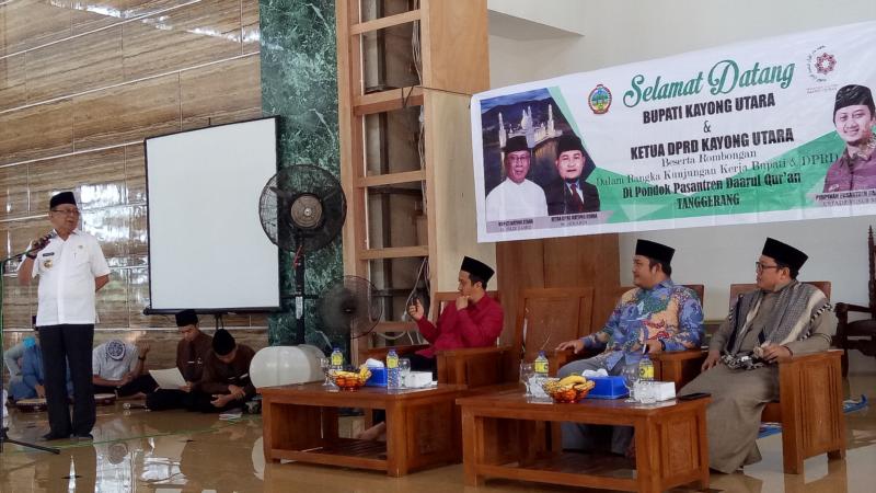KUNJUNGAN. Bupati H Hildi Hamid sampaikan sambutan saat kunjungan di Pondok Pesantren Darul Quran di Kota Tanggerang, Kamis (26/4). Kamiriluddin/RK