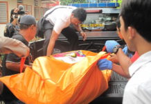 Dikira Bau Nasi Basi, Nur Temukan Jasad Pensiunan PNS Membusuk di Kamar Kos EVAKUASI. Kepolisian tengah mengevakuasi jasad Sugeng untuk dibawa ke RSUD dr Soedarso, Senin (23/4)--Maulidi Murni