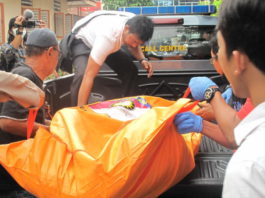 Dikira Bau Nasi Basi, Nur Temukan Jasad Pensiunan PNS Membusuk di Kamar Kos EVAKUASI. Kepolisian tengah mengevakuasi jasad Sugeng untuk dibawa ke RSUD dr Soedarso, Senin (23/4)--Maulidi Murni