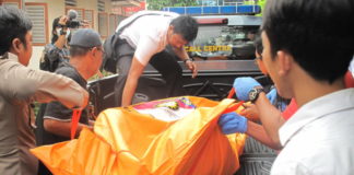 Dikira Bau Nasi Basi, Nur Temukan Jasad Pensiunan PNS Membusuk di Kamar Kos EVAKUASI. Kepolisian tengah mengevakuasi jasad Sugeng untuk dibawa ke RSUD dr Soedarso, Senin (23/4)--Maulidi Murni