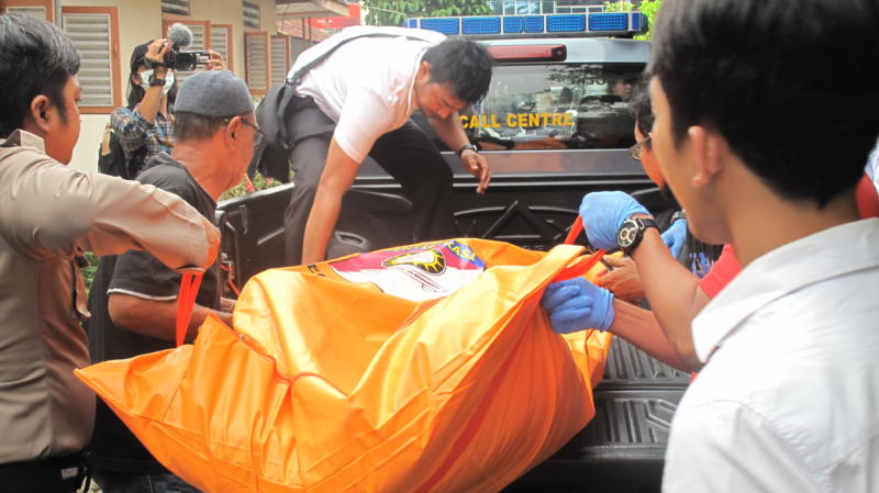 EVAKUASI. Kepolisian tengah mengevakuasi jasad Sugeng untuk dibawa ke RSUD dr Soedarso, Senin (23/4)--Maulidi Murni