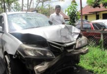 Lima Pengendara Ditabrak, Purnawirawan Polri Meninggal BARANG BUKTI. Kasat Reskrim Polresta Pontianak, Kompol Muhammad Husni Ramli (kemeja putih) memperlihatkan mobil curian yang dalam keadaan rusak di Mapolresta Pontianak, Rabu (25/4) siang—Maulidi Murni/RK