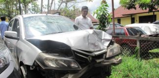 Lima Pengendara Ditabrak, Purnawirawan Polri Meninggal BARANG BUKTI. Kasat Reskrim Polresta Pontianak, Kompol Muhammad Husni Ramli (kemeja putih) memperlihatkan mobil curian yang dalam keadaan rusak di Mapolresta Pontianak, Rabu (25/4) siang—Maulidi Murni/RK