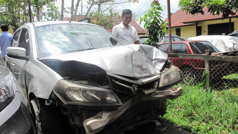 BARANG BUKTI. Kasat Reskrim Polresta Pontianak, Kompol Muhammad Husni Ramli (kemeja putih) memperlihatkan mobil curian yang dalam keadaan rusak di Mapolresta Pontianak, Rabu (25/4) siang—Maulidi Murni/RK