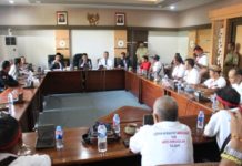 Masyarakat Empat Kabupaten Adukan Permasalahan Lahan ke Parlemen Audiensi. Sejumlah perwakilan masyarakat petani dari 4 kabupaten di Kalbar bersama Lembaga Bantuan Hukum Mandau Borneo Keadilan (LBH MBK) melakukan audiensi bersama Komisi I, II dan V di ruang Komisi I DPRD Provinsi Kalbar, Selasa (17/4). Zainudin/RK.