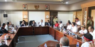 Masyarakat Empat Kabupaten Adukan Permasalahan Lahan ke Parlemen Audiensi. Sejumlah perwakilan masyarakat petani dari 4 kabupaten di Kalbar bersama Lembaga Bantuan Hukum Mandau Borneo Keadilan (LBH MBK) melakukan audiensi bersama Komisi I, II dan V di ruang Komisi I DPRD Provinsi Kalbar, Selasa (17/4). Zainudin/RK.