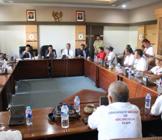 Masyarakat Empat Kabupaten Adukan Permasalahan Lahan ke Parlemen Audiensi. Sejumlah perwakilan masyarakat petani dari 4 kabupaten di Kalbar bersama Lembaga Bantuan Hukum Mandau Borneo Keadilan (LBH MBK) melakukan audiensi bersama Komisi I, II dan V di ruang Komisi I DPRD Provinsi Kalbar, Selasa (17/4). Zainudin/RK.