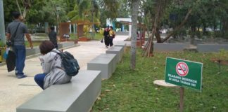 Asbak di Kantor Pemerintah Didenda Rp500 ribu, di Taman “Asbaknya” Luas Plang larangan merokok di Taman Ayani, Pontianak. Rizka Nanda-RK