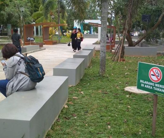 Asbak di Kantor Pemerintah Didenda Rp500 ribu, di Taman “Asbaknya” Luas Plang larangan merokok di Taman Ayani, Pontianak. Rizka Nanda-RK