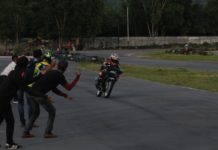 120 Pembalap Ramaikan Kejurda Moto Prix di Pasir Panjang ADU CEPAT. Para pembalap saling adu kecepatan dalam Kejurda Moto Prix Putaran 1 di Sirkuit Taman Pasir Panjang Indah Kota Singkawang, Minggu (8/4). Ocsya Ade CP-RK